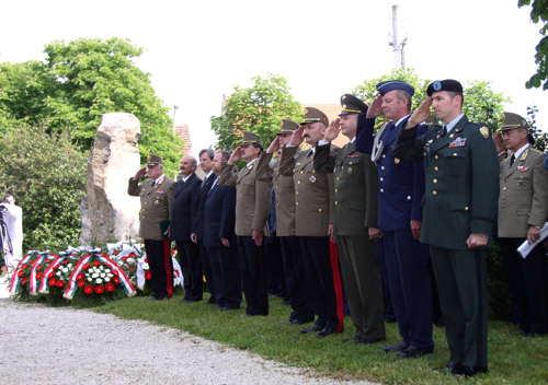 A tapolcai Hősök -napi megemlékezésen a négy nemzet (első sorban jobbról: amerikai, német, orosz és magyar) katonái tisztelegve hallgatták végig a négy himnuszt
