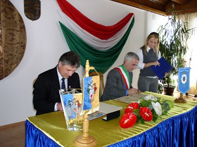 Dr. Rédei Zsolt és Fabrizio Galvani aláírja a Sümeg és Vobarno közötti testvérvárosi szerződést